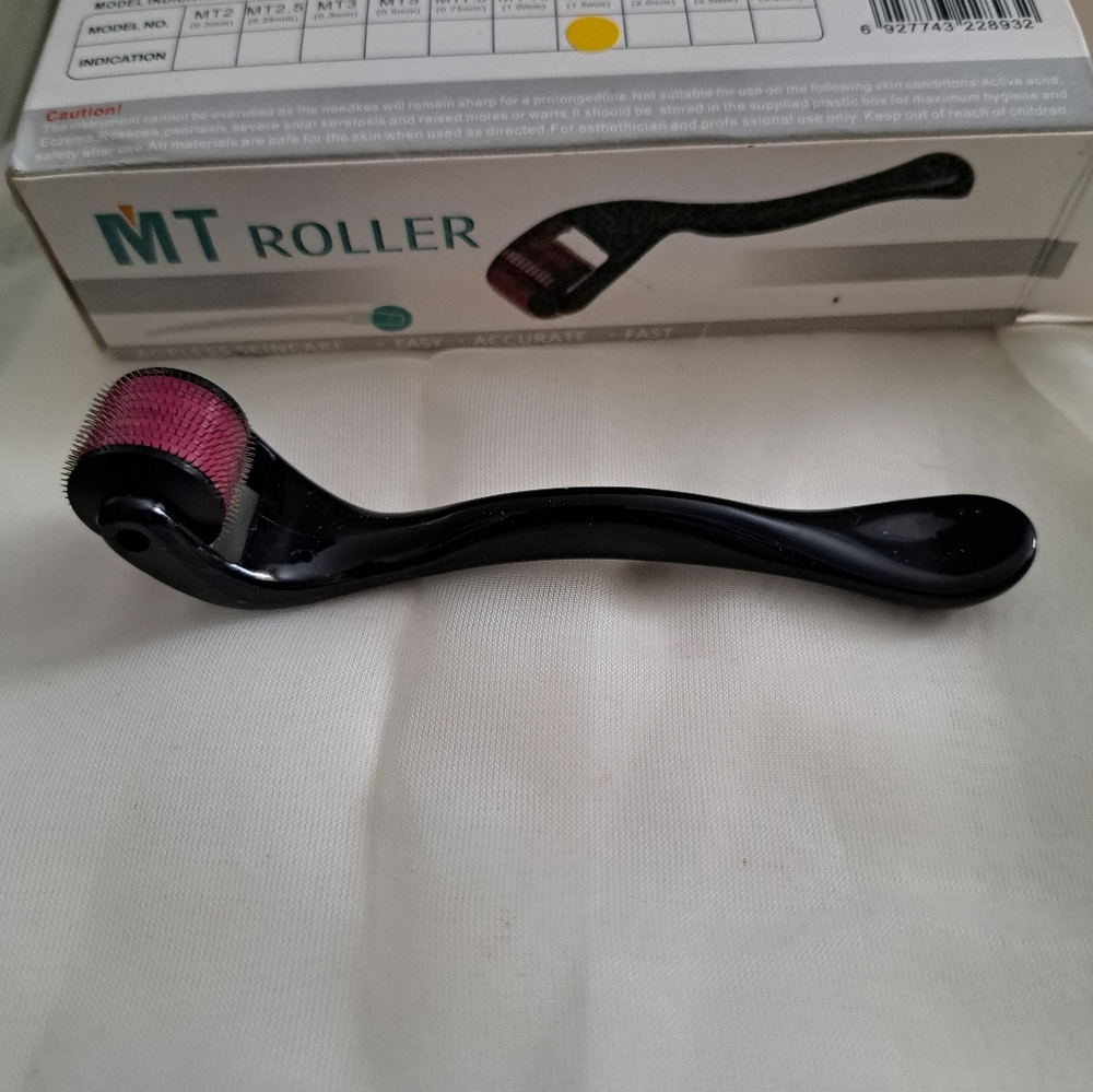 MT Roller Black and Pink Skincare Tool